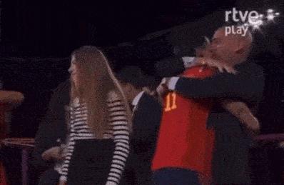 亲吻球员女子足球队的嘴唇！西方足联主席道歉：我错了