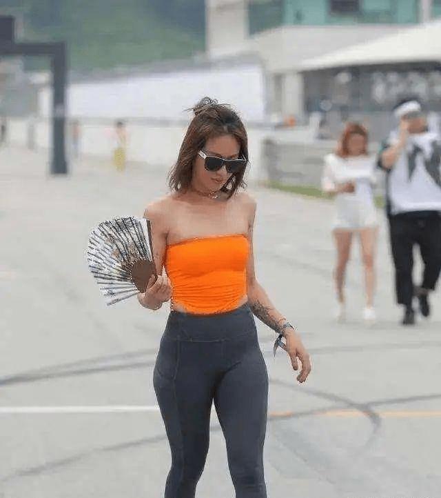 夏季女生穿搭牛仔短裤学生党,学生普通黑短裤搭配什么上衣好看