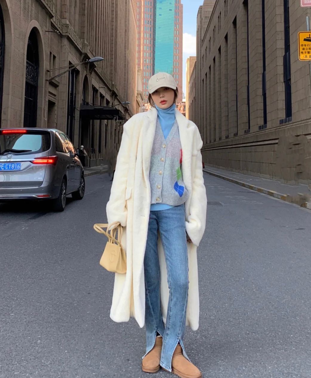 阔腿裤八分裤秋冬穿搭加格子大衣,阔腿裤开叉牛仔裤配什么外套洋气