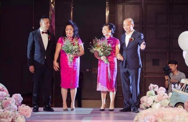 年轻婆婆走红婚礼当天成c位,最年轻婆婆走红新娘表情