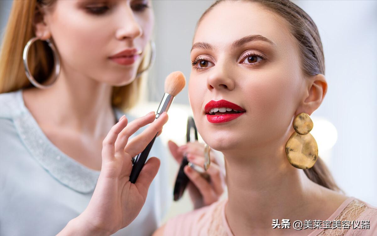 腮边总是长硬痘是怎么回事,腮边长痘是因为啥怎么解决