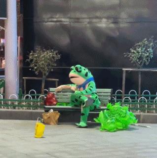 16岁卖青蛙,创业摆摊卖青蛙