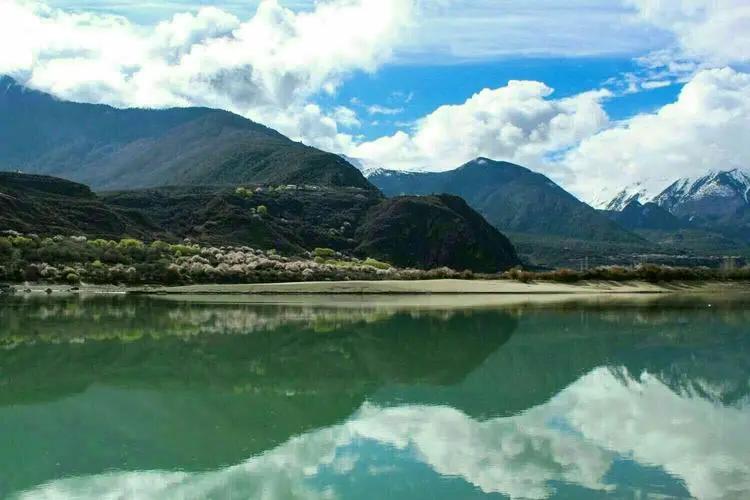 描写水面如镜的诗句,形容水清的优美诗句