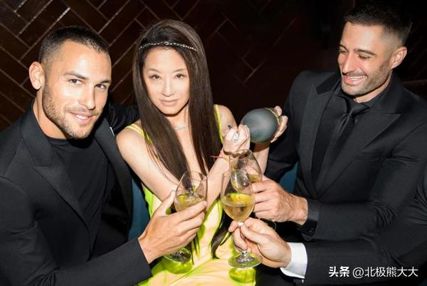 高龄富婆王薇薇为小男友抛弃丈夫,王薇薇老年照片