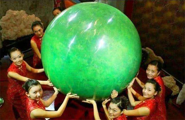 男子挖到巨型夜明珠,男子挖出价值22亿夜明珠