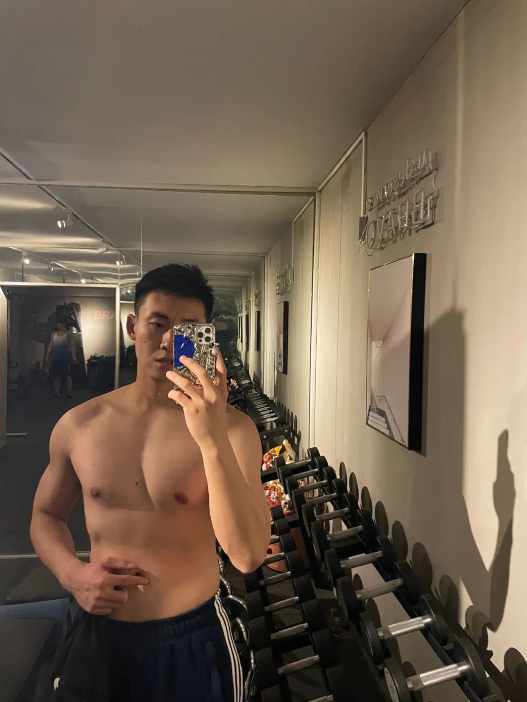 阳刚气十足的正装肌肉帅哥,正装腹肌小哥