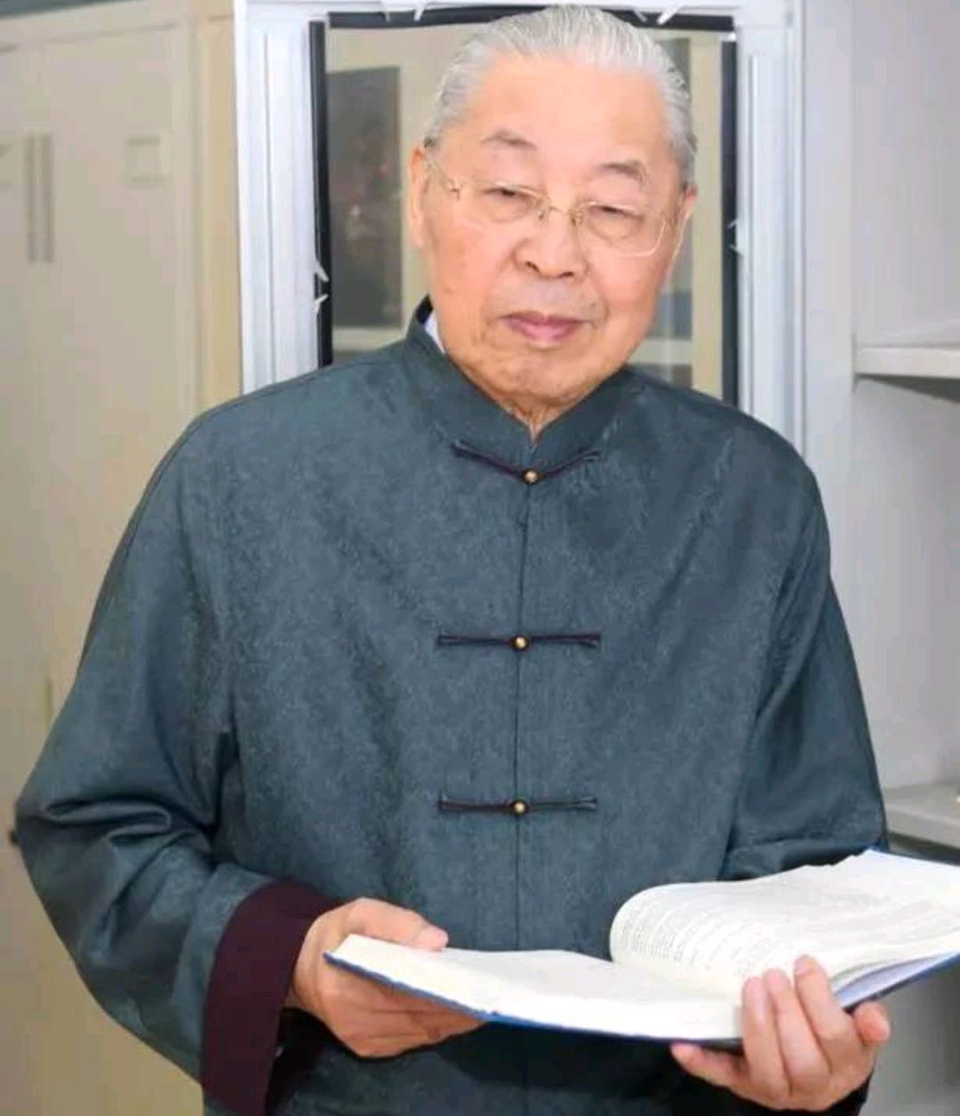 军中名医冯天有将军，创立“新医正骨疗法”，擅治骨科疑难杂症