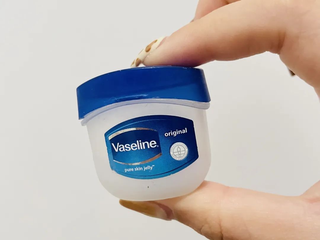 润唇膏为何越涂越干呢,涂了这么多年的润唇膏