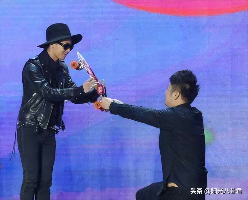 明星同框杨幂和肖战,众女星与谢霆锋合影