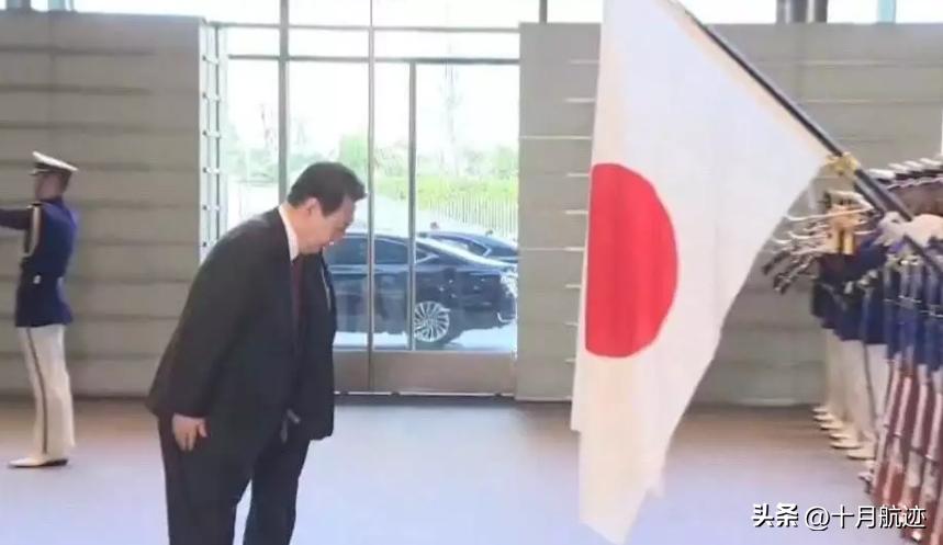 韩国酒店故意*绑捆**五星红旗，中国小伙忍无可忍，果断出手