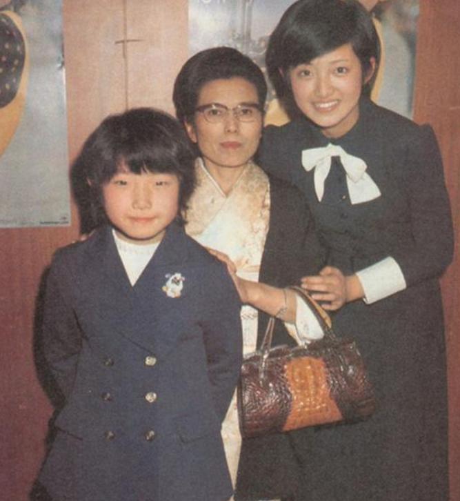 日本70年代女性山口百惠,山口百惠多少岁母亲去世的