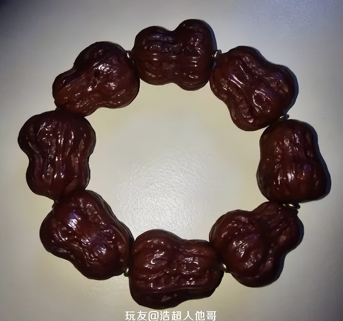 小核桃手串盘了一年,小核桃手串盘起来很油