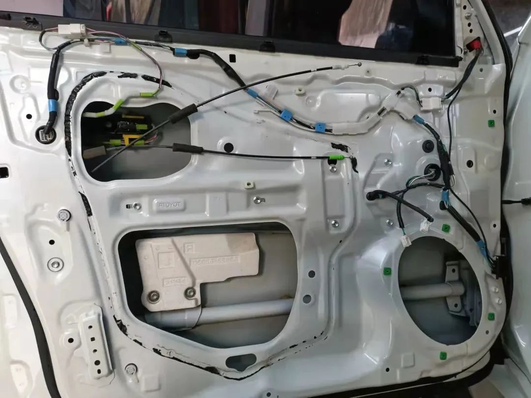 越野的旅途怎么能少了音乐的陪伴？丰田酷路泽音响升级