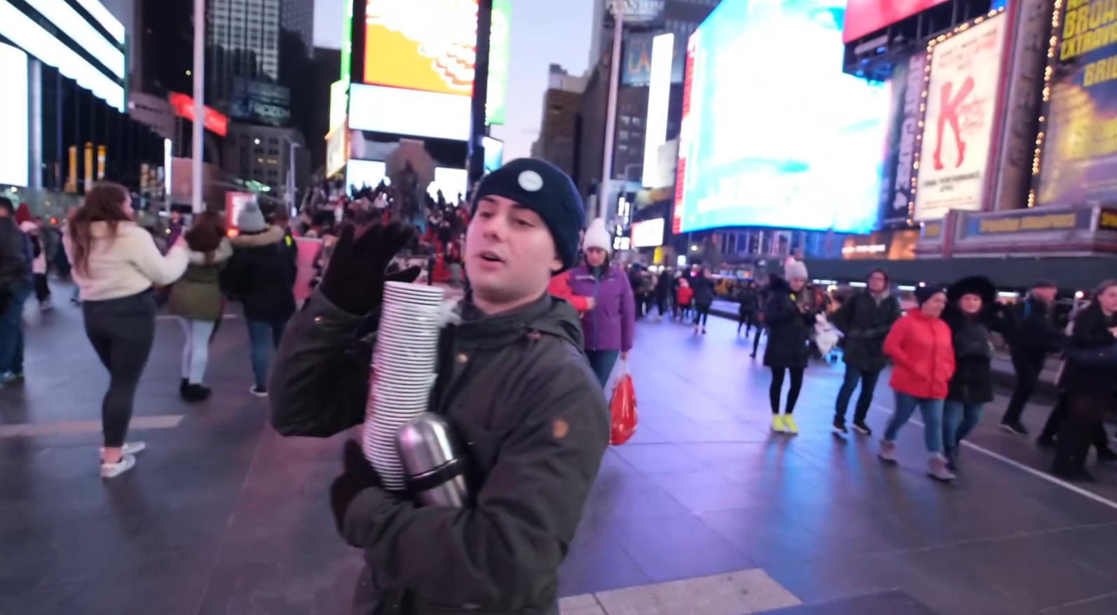 美国小伙觉得中国食物难吃，便用胡辣汤街头实验，结果被路人疯抢