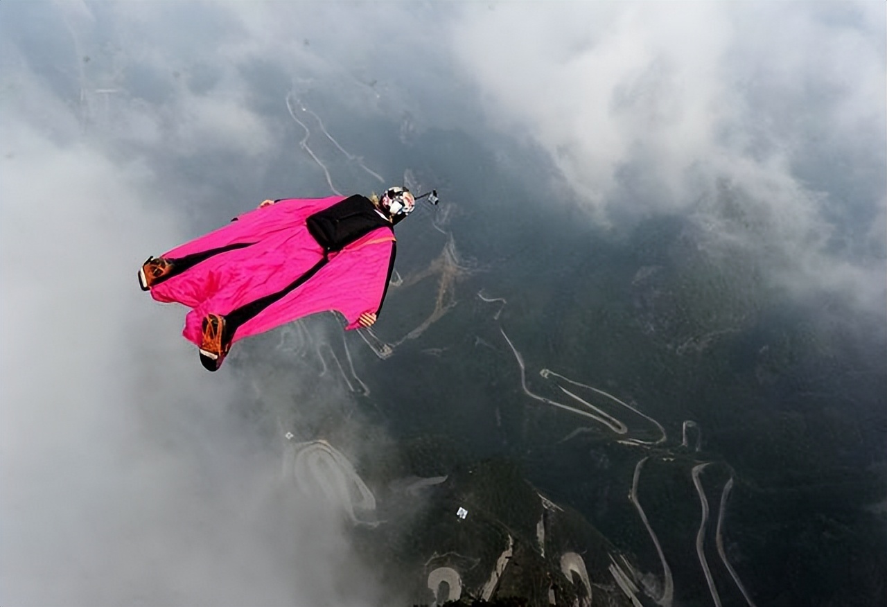 失联女翼装飞行员死亡还原,翼装飞行200多次女孩去世