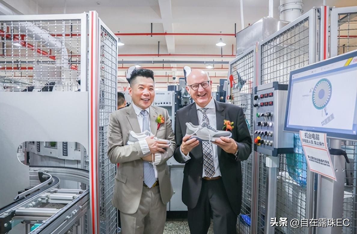 伊尔康二儿子订婚现场：新娘小腹鼓鼓如怀孕，婆婆盖过新娘