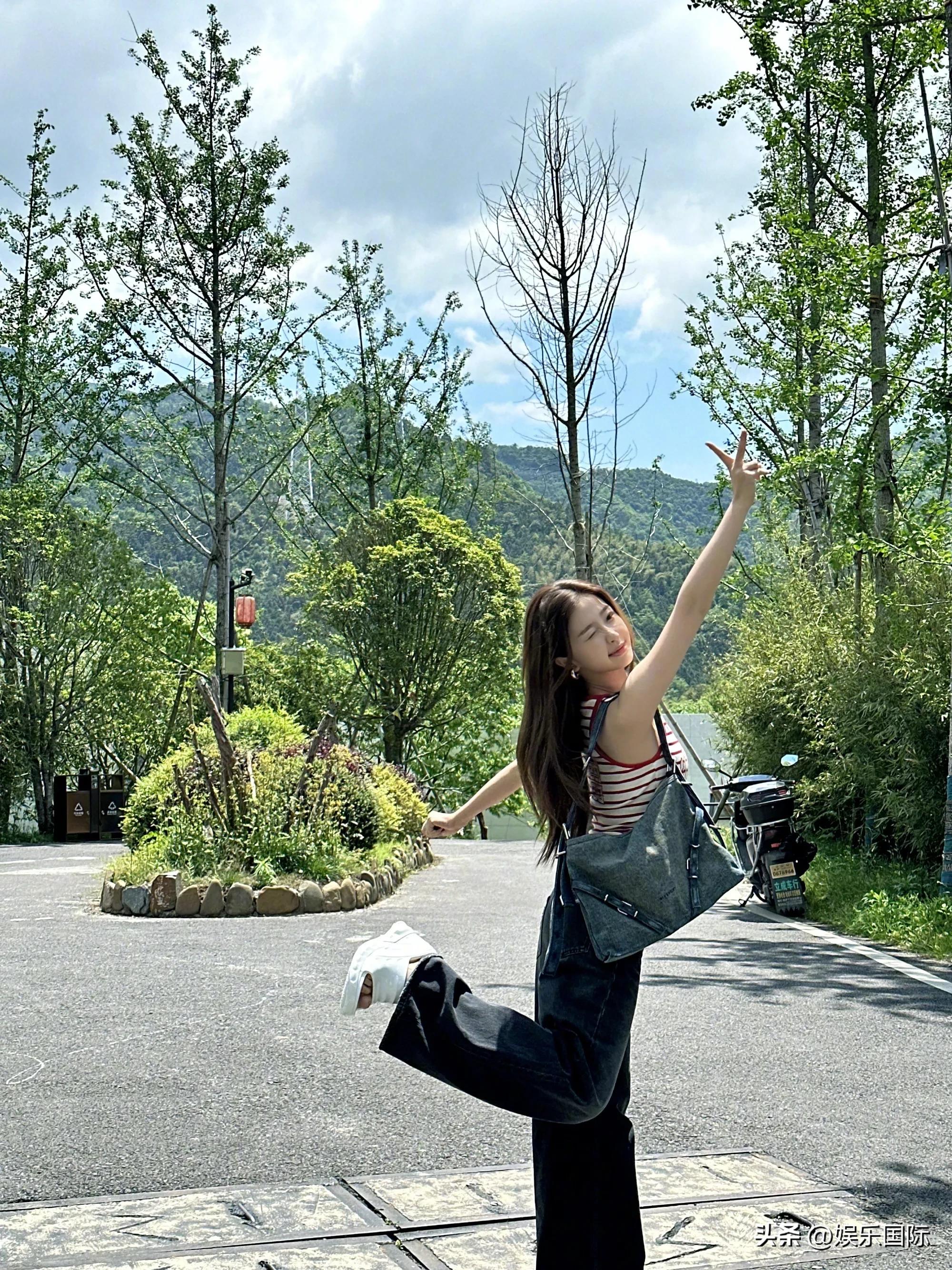 虞书欣蓝色抹胸裙造型超甜,虞书欣吊带黑裙造型走红毯