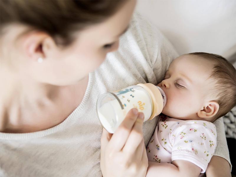 三个月宝宝奶粉喂养规律,三个月宝宝母乳几小时喂养一次
