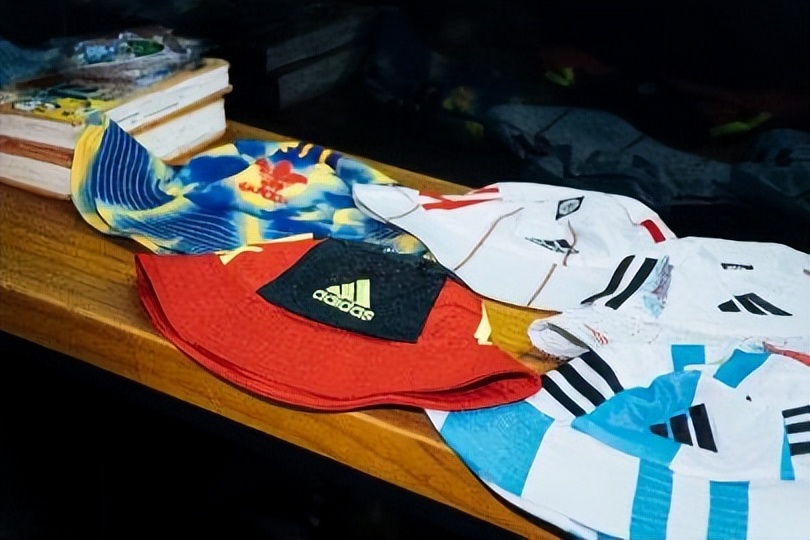 adidas鍚堜綔涓婃捣,adidas瓒崇悆娲诲姩