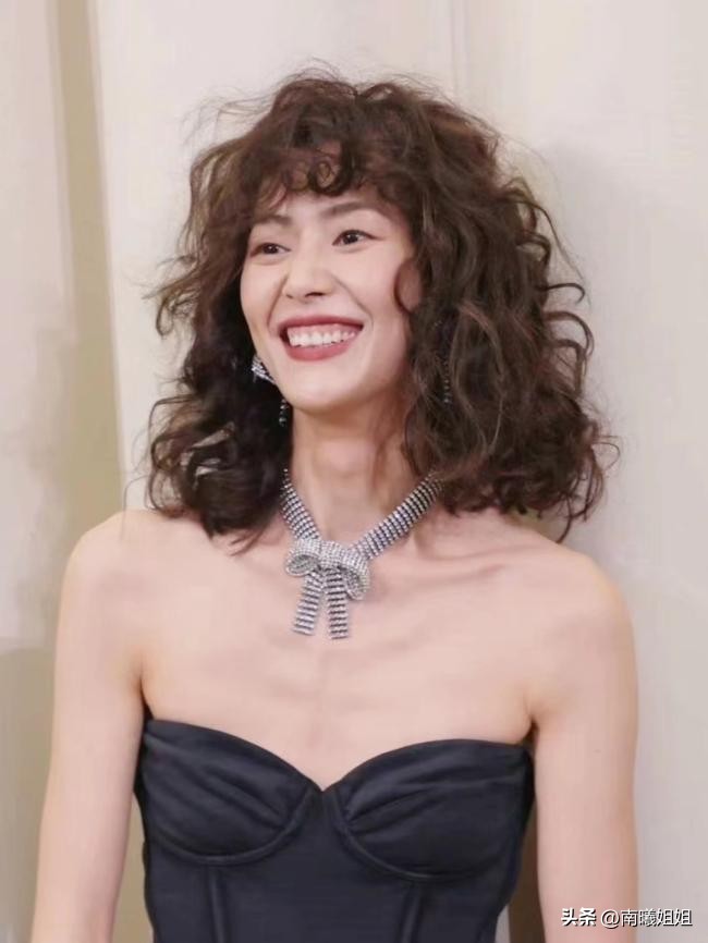 到老都优雅的女人不会“烫羊毛卷”，换上这3种发型，更时尚洋气