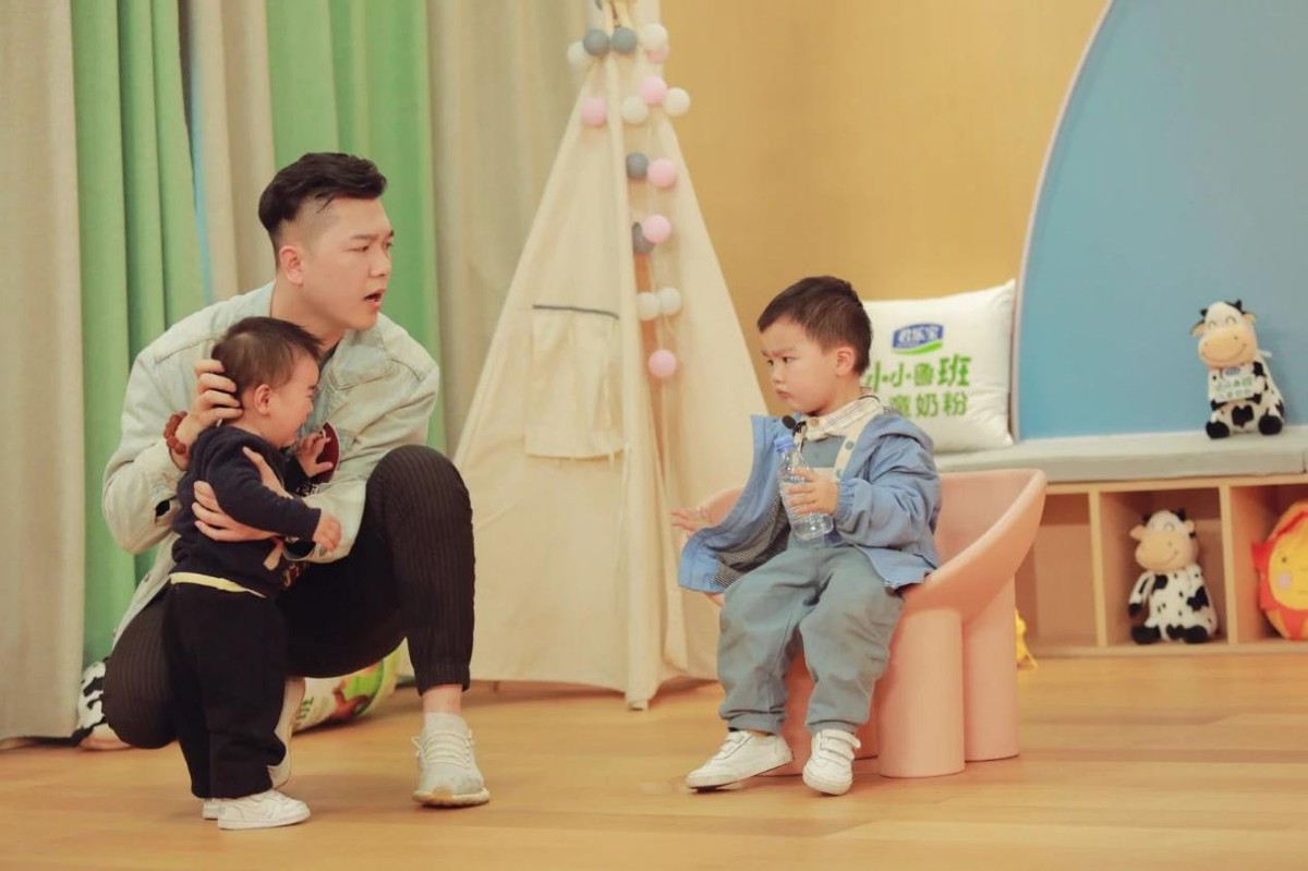 养育男孩父母坚持4个原则,养育男孩给男孩父母的养育指南