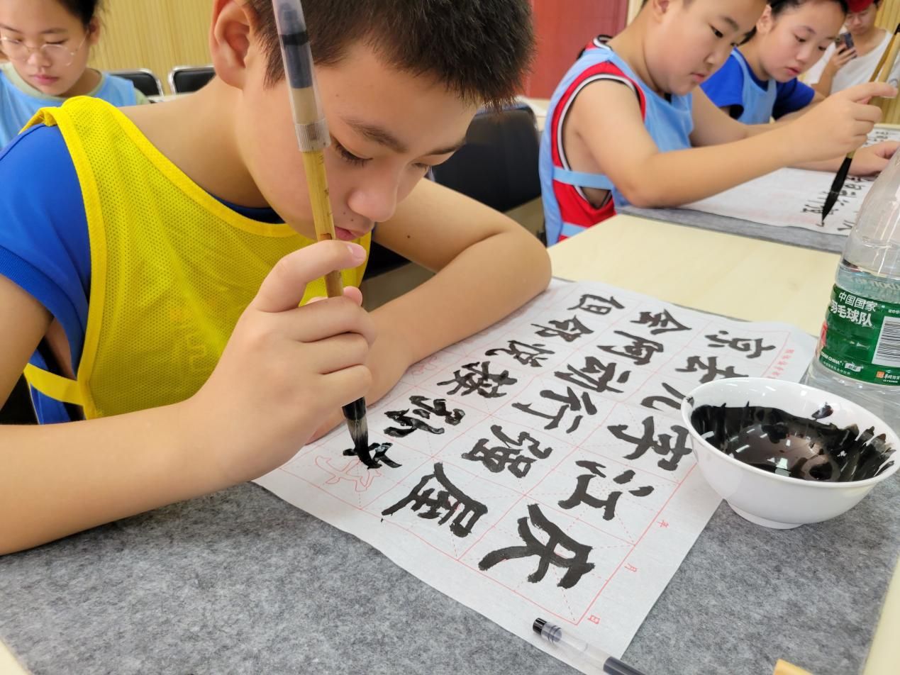 武汉市玉泉社区“翰墨飘香”青少年书法培训第三节小组活动开展