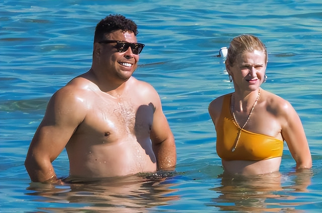 罗纳尔多携女友现身欧冠,罗纳尔多露腹肌