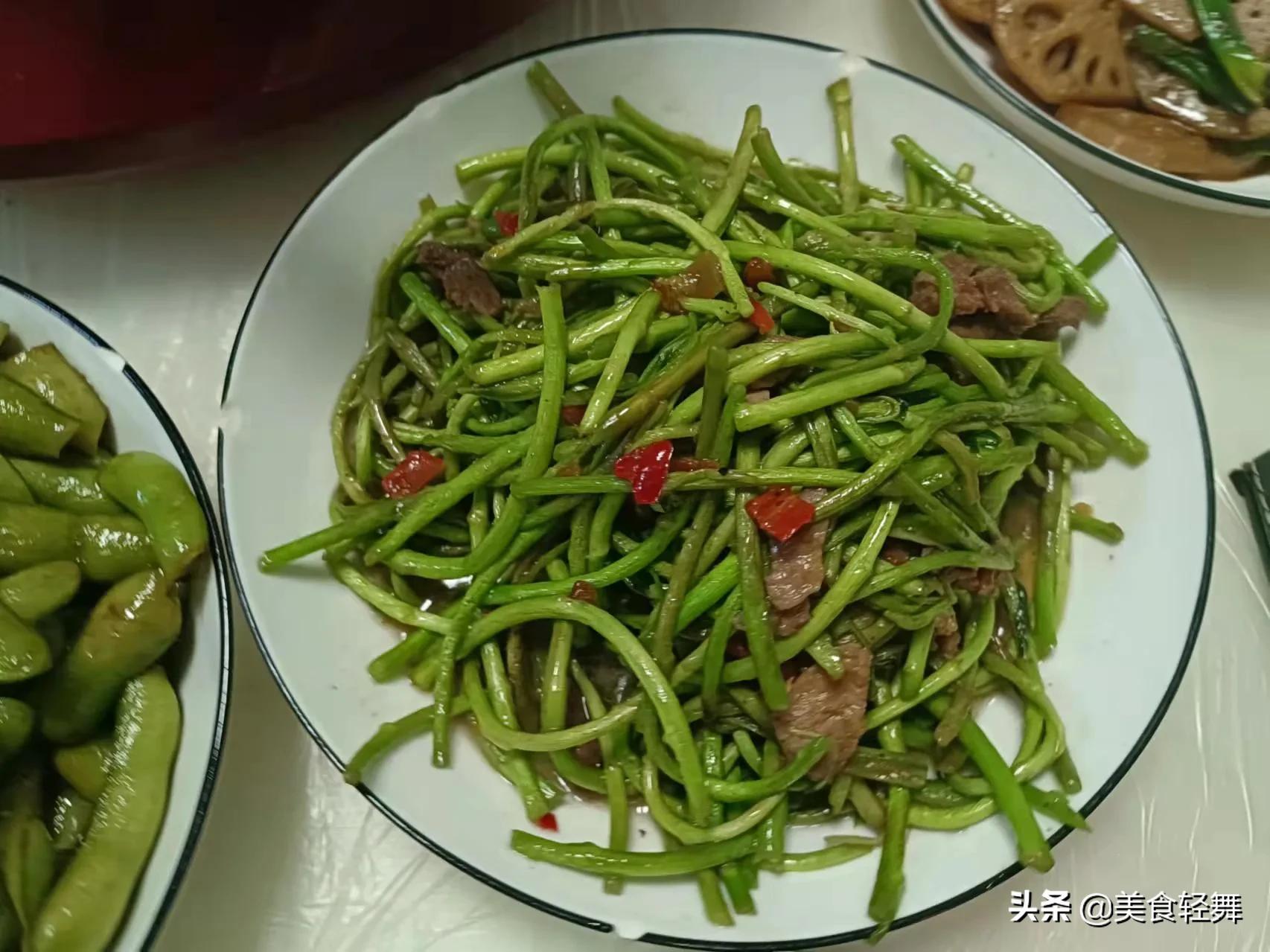 去女友家拜年，妈妈做了13道菜，男友却没敢动筷，网友：太不讲究