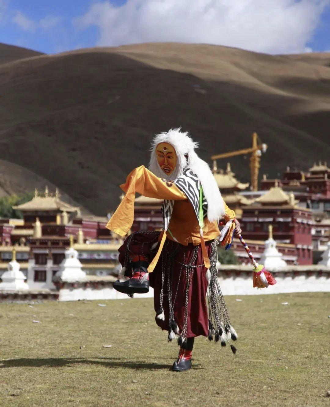 火出圈啦,甘孜文旅局长化身侠客火出圈