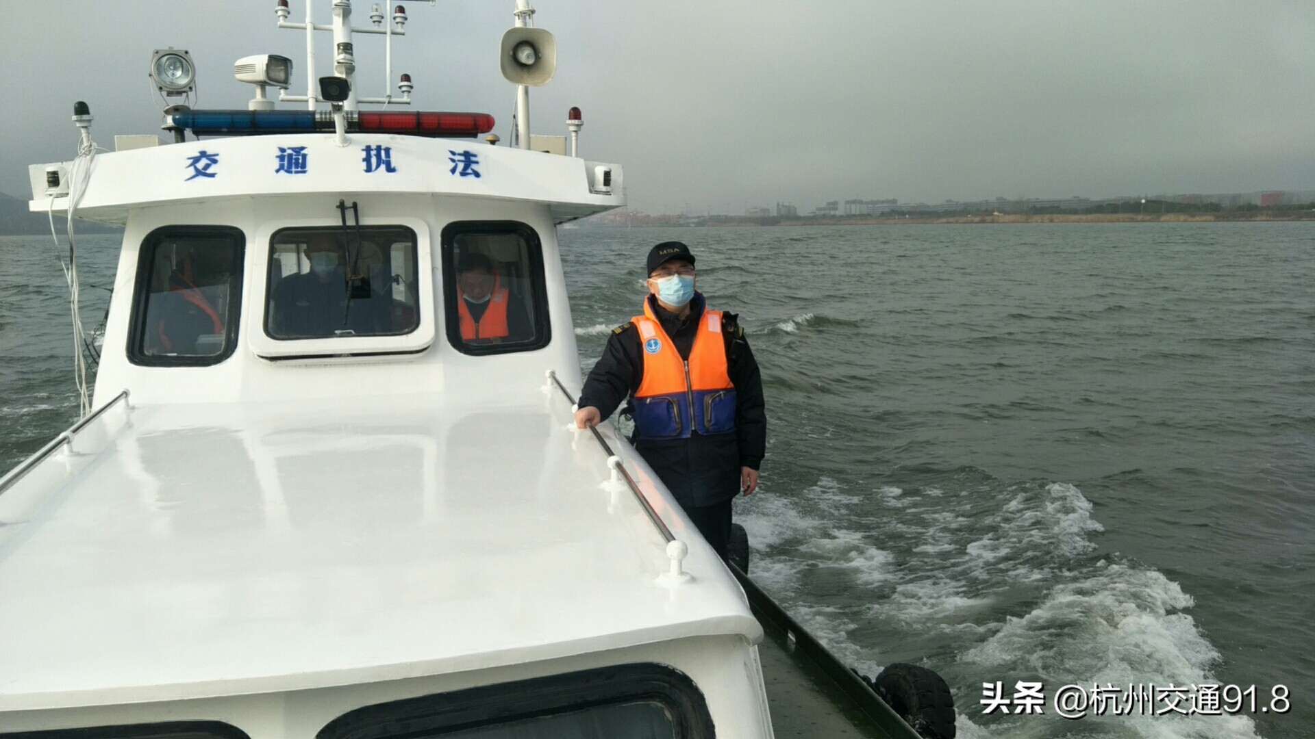 江心岛上儿童腹泻虚脱港航水警卫健联合救护