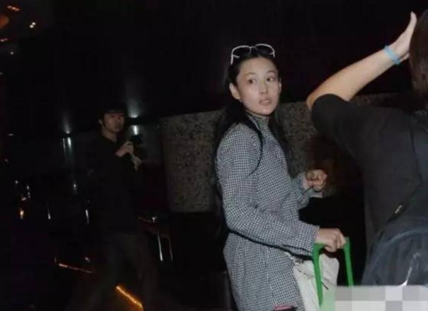 明星也逃不开的容貌焦虑：女星卸妆前后对比，自信的人才最美丽