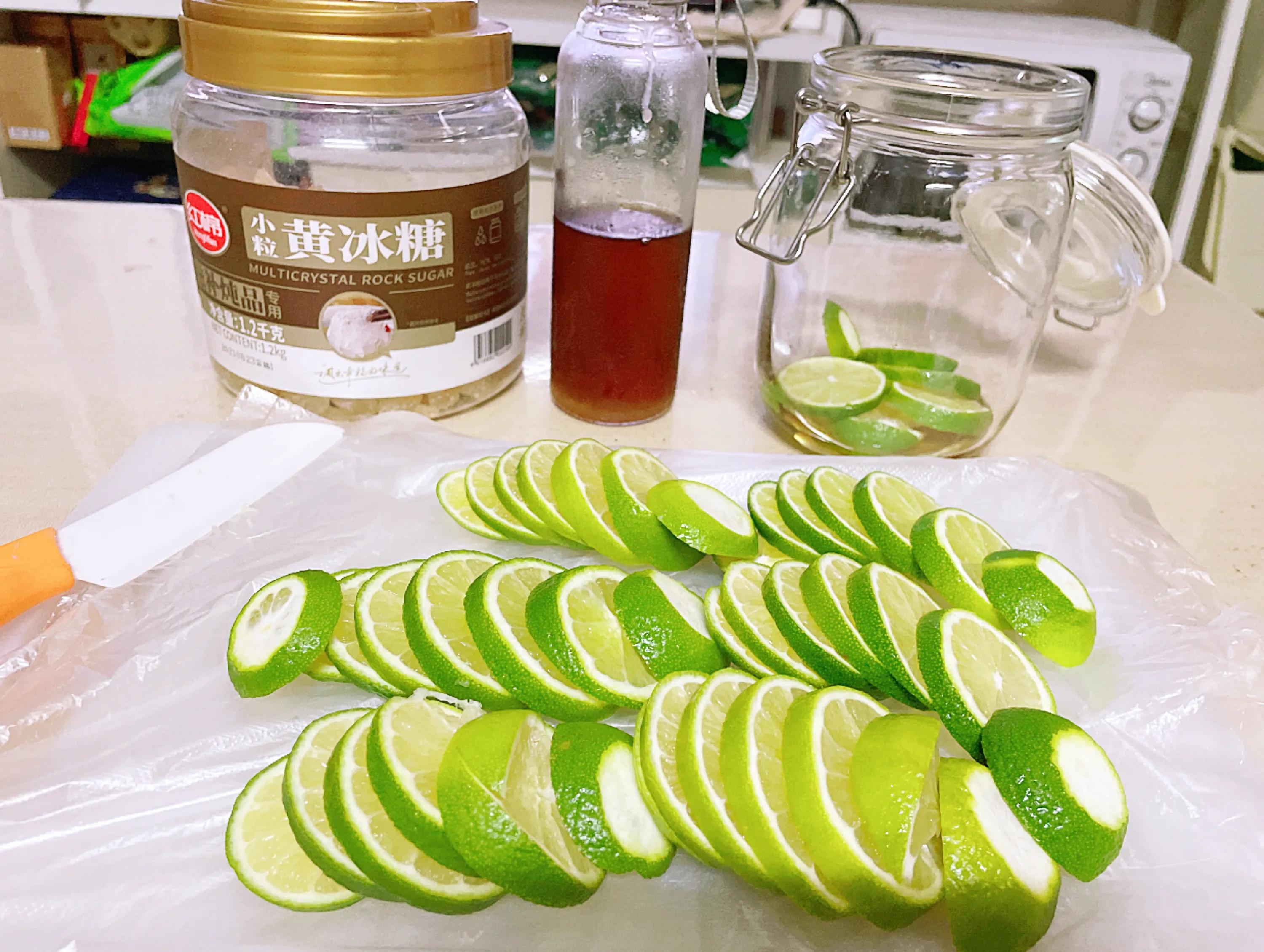 柠檬蜂蜜水什么时候喝美白,夏天来了蜂蜜柠檬水喝起来