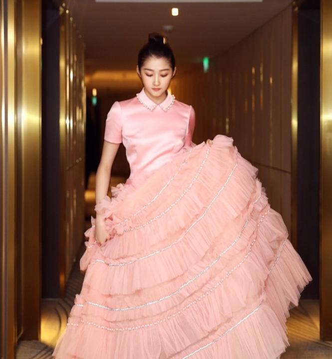 关晓彤为谁挡热搜,关晓彤烂大街造型