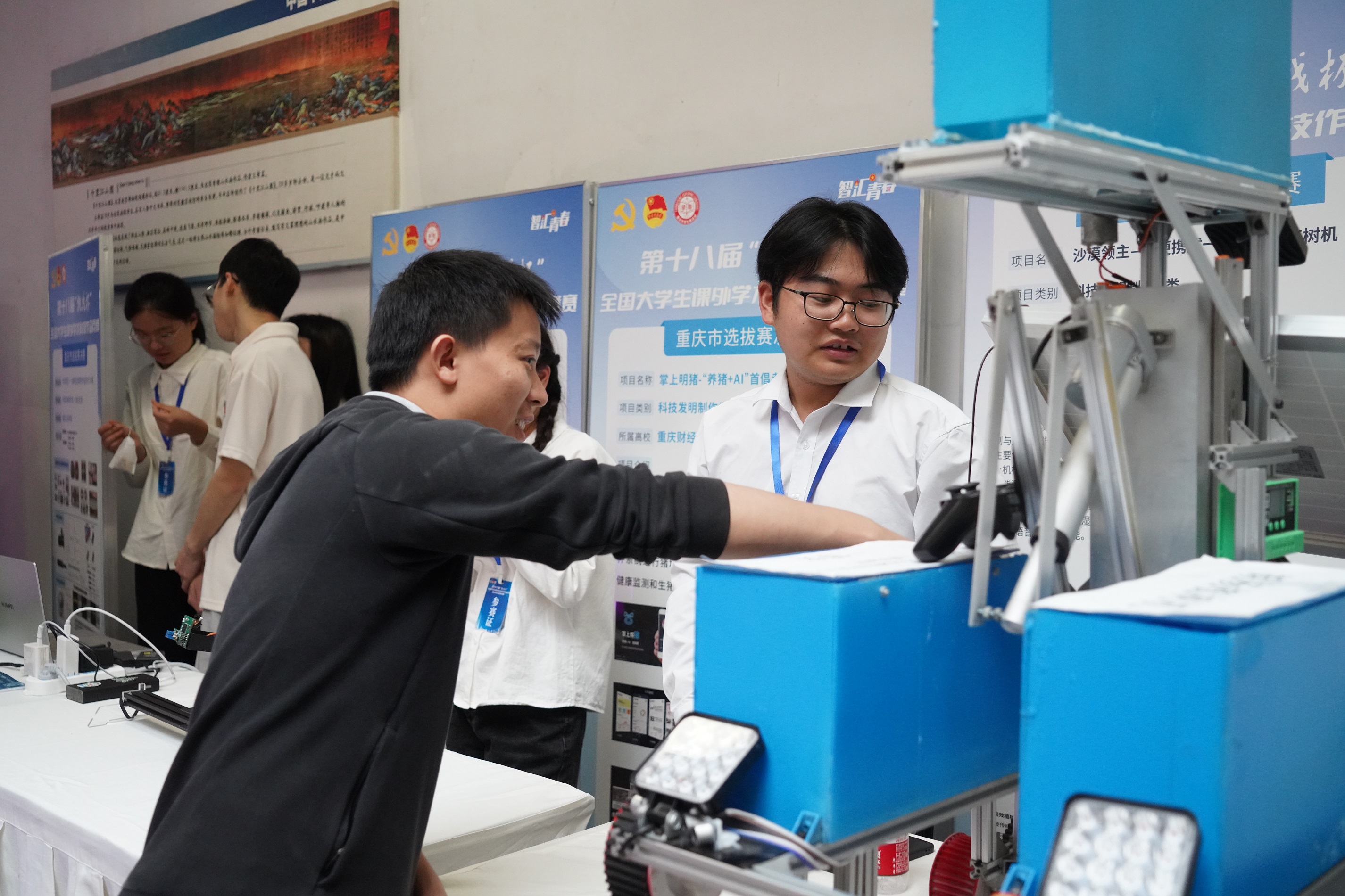 敢想敢干敢挑战数百件大学生作品竞逐“挑战杯”重庆区决赛