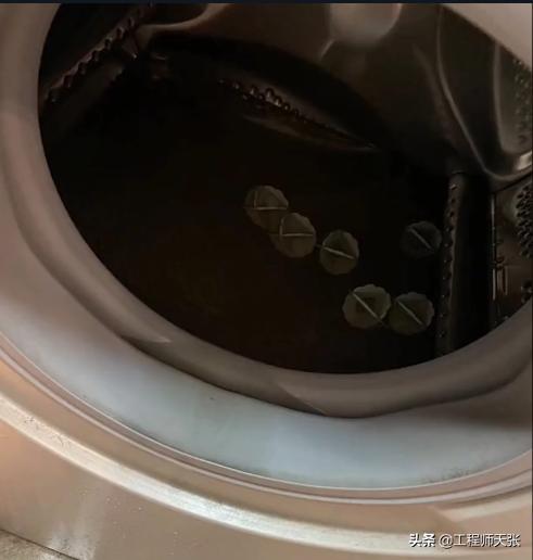 为什么不能买2楼？隔离后返家发现污水遍地，上海一女子很受伤