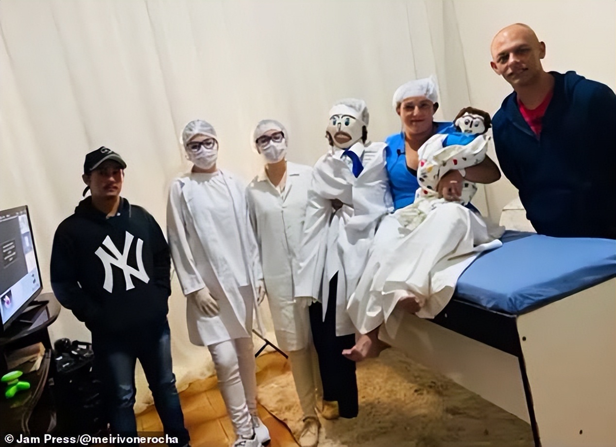 37岁巴西女孩和布娃娃结婚五年,巴西女子和布娃娃结婚