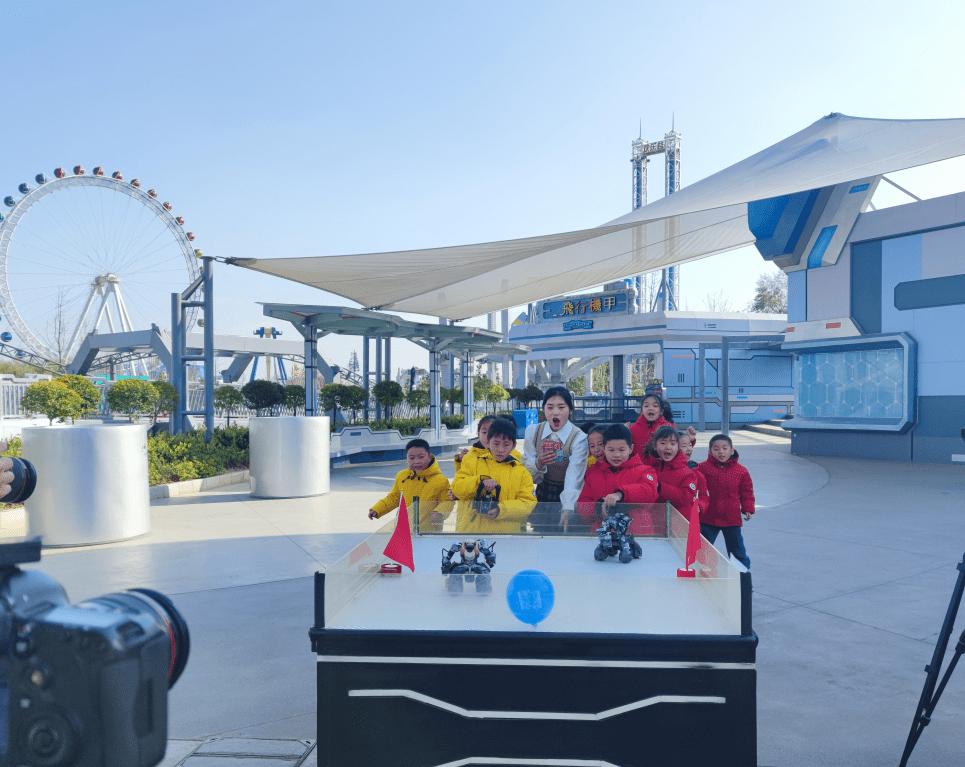 江苏大型少儿成长体验栏目《剪刀石头布》走进南京欢乐谷