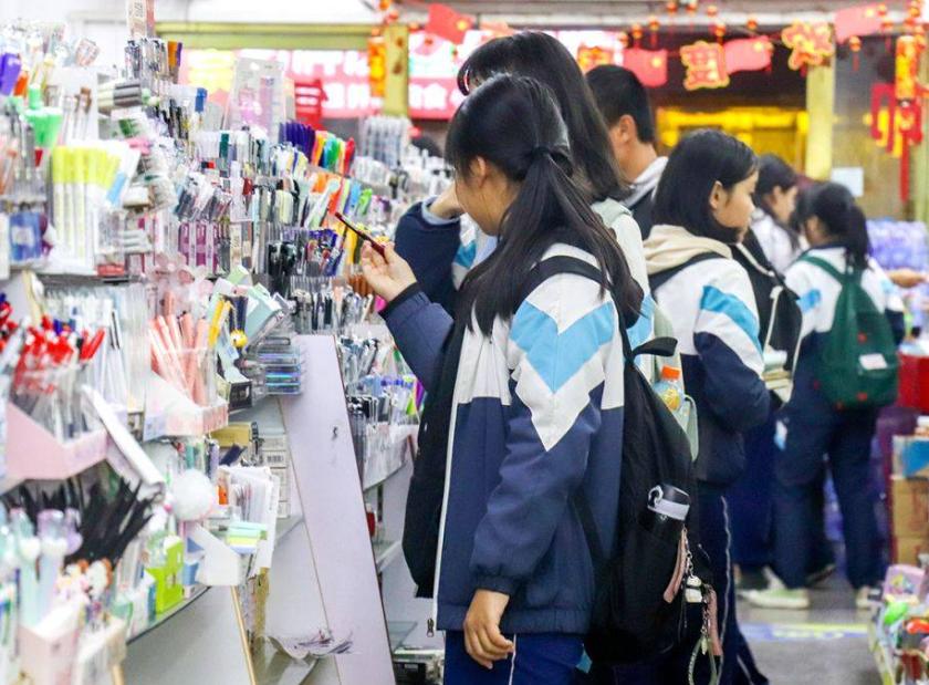 走进文具店被琳琅满目的商品吸引,盘点那些便宜又好用的文具笔袋