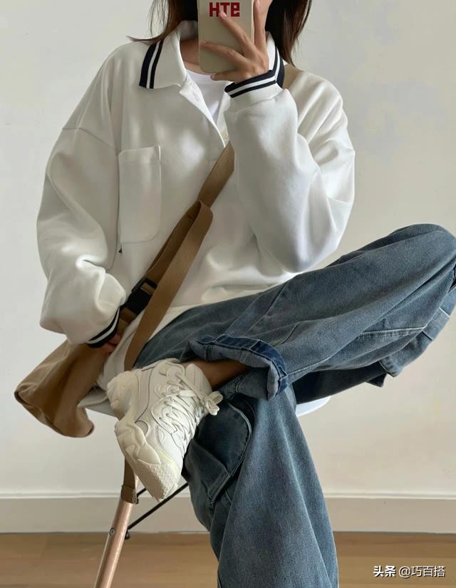 白t恤衫配什么类型的黑裤子好看,大版白t恤怎么搭配时尚感
