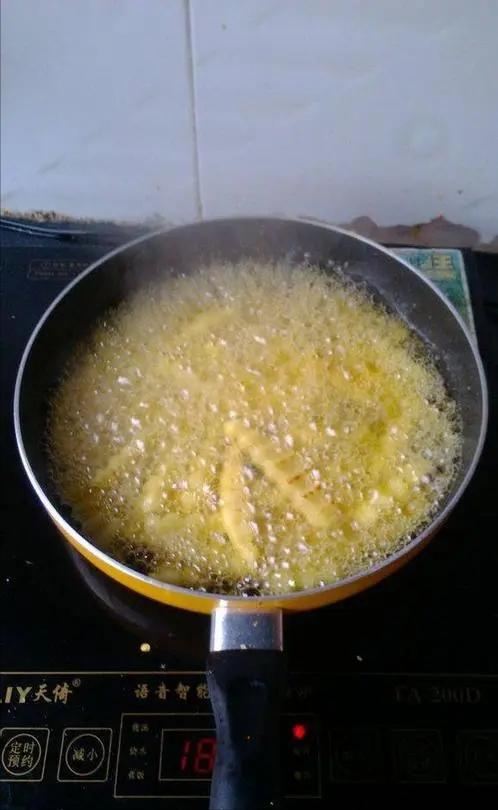 马铃薯切块油炸怎么才酥脆,马铃薯切丝加醋酸做法大全