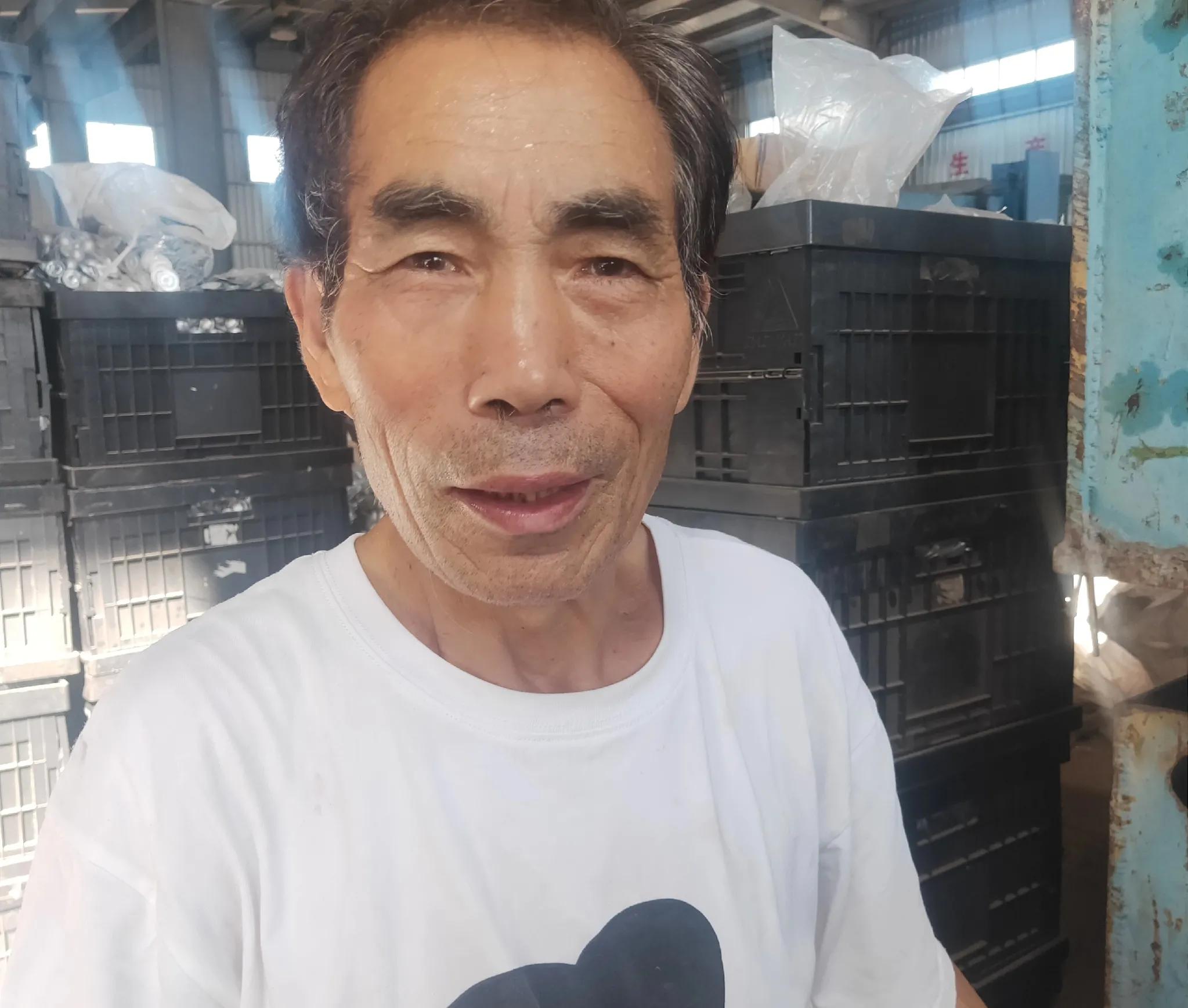 两位百岁老人哭成泪人,两位老人抱头痛哭