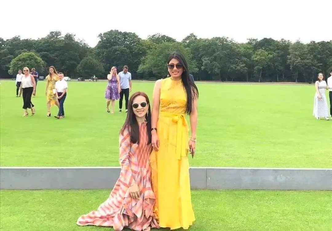 56岁泰国名媛：爱马仕随心背，带队打世界杯，还是泰王白月光？