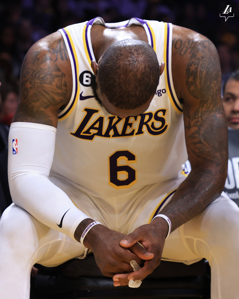 詹姆斯走步恶意剪辑,詹姆斯走步引争议慢动作