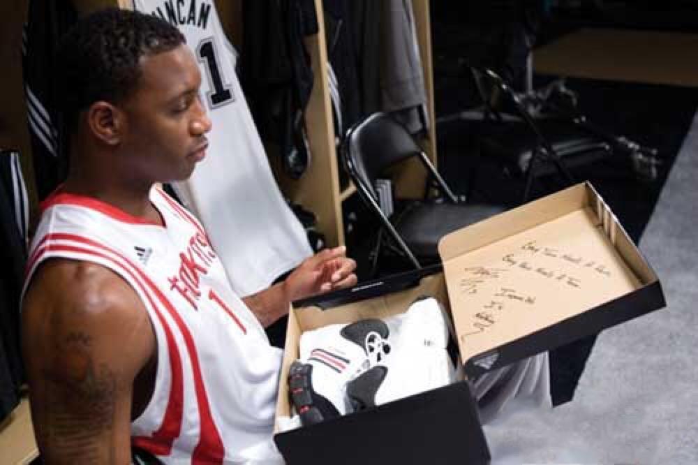 NBA整个历史只有六名球员拥有球鞋终身合同，看看他们都是谁？