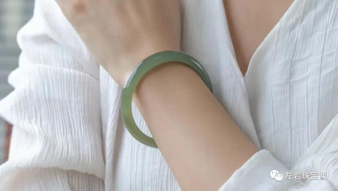玉镯怎么挑选适合自己,买玉镯怎么选才正确