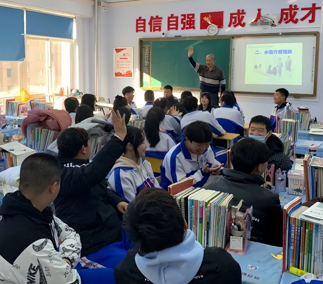 经校小雏鹰学习创业“经”盘锦经校常态开展创业意识培训班