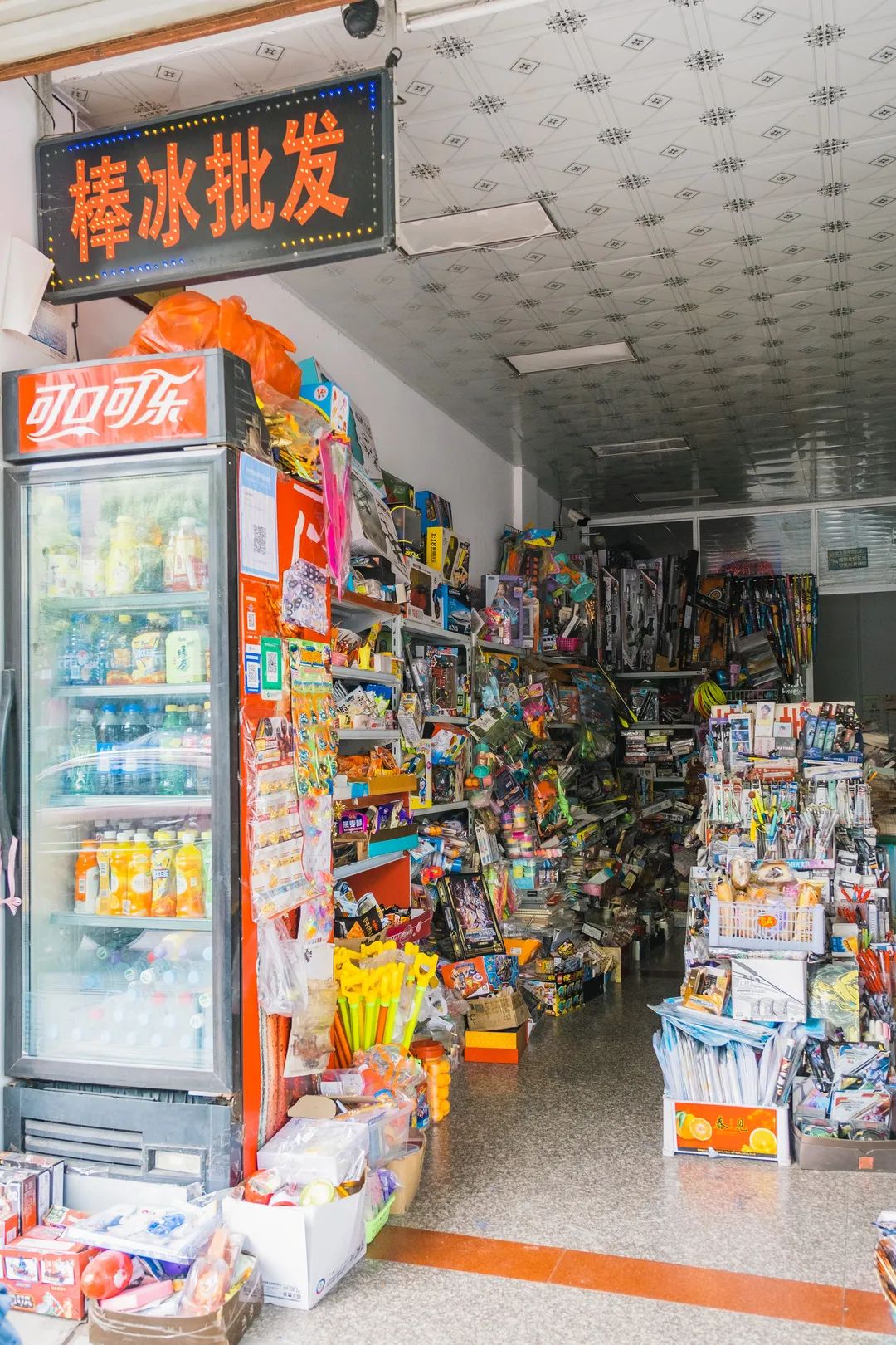 校门口的小店从来没有让人失望,校门口小店生意火爆