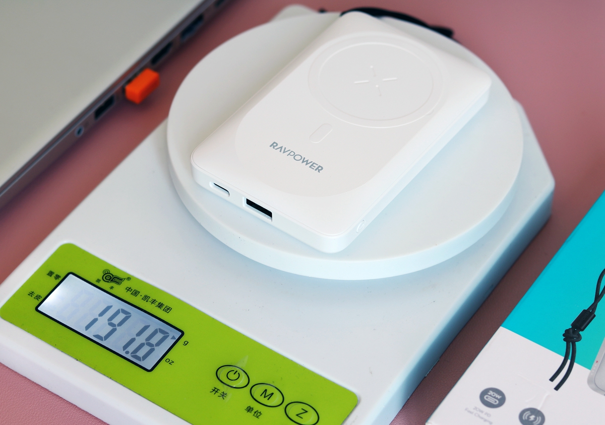 入手RAVPower磁吸充电宝，从此再也不用担心忘记带充电线了