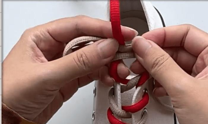 鞋带打结不易掉方法慢动作,鞋带老是松怎么打结