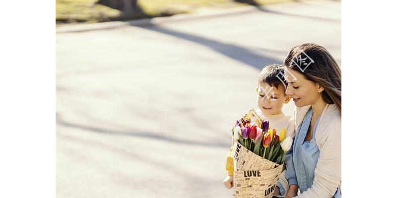 女儿18岁，每月零用金2000，却为了邻居的儿子与我争执